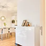 Lägenhet Charming 1-br Retreat With Coastal View *