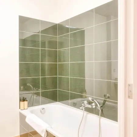 Apartment Charming 1-br Retreat With Coastal View