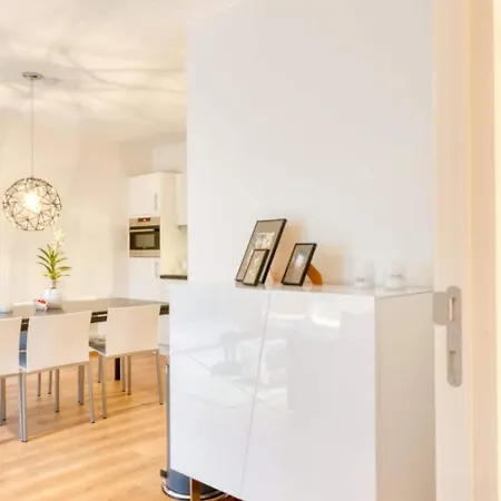 Apartment Charming 1-br Retreat With Coastal View *