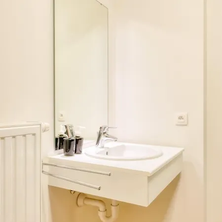 Charming 1-br Retreat With Coastal View 아파트