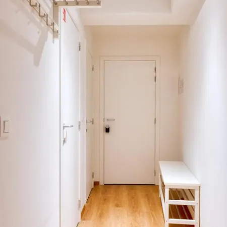 Charming 1-br Retreat With Coastal View 아파트 *