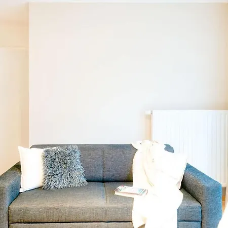 Charming 1-br Retreat With Coastal View 아파트 블랑켄베르크