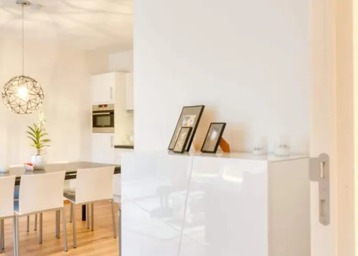 Apartment Charming 1-br Retreat With Coastal View *