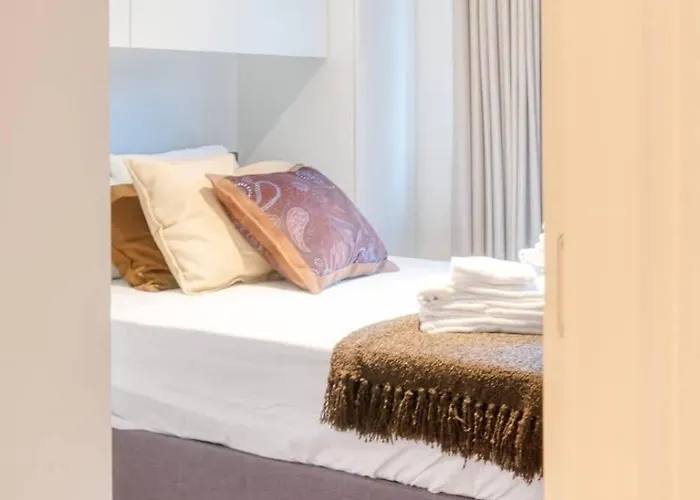 Apartment Charming 1-br Retreat With Coastal View *